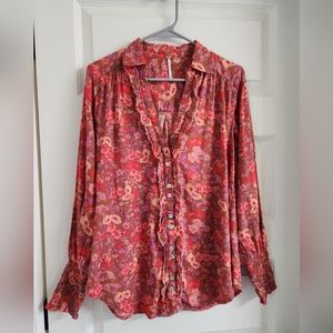 FREE PEOPLE button down shirt. Elastic Wristband. Ruffle detail at buttons. XS